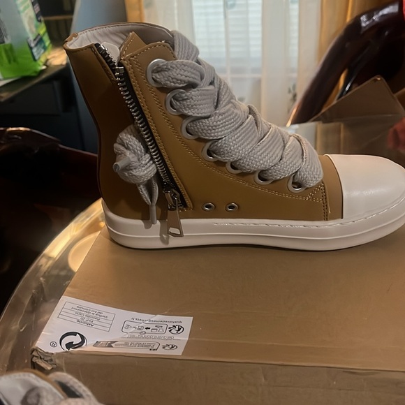 Alan Vincent size 39 New with out tag, closet, clean out sale. - Picture 2 of 12